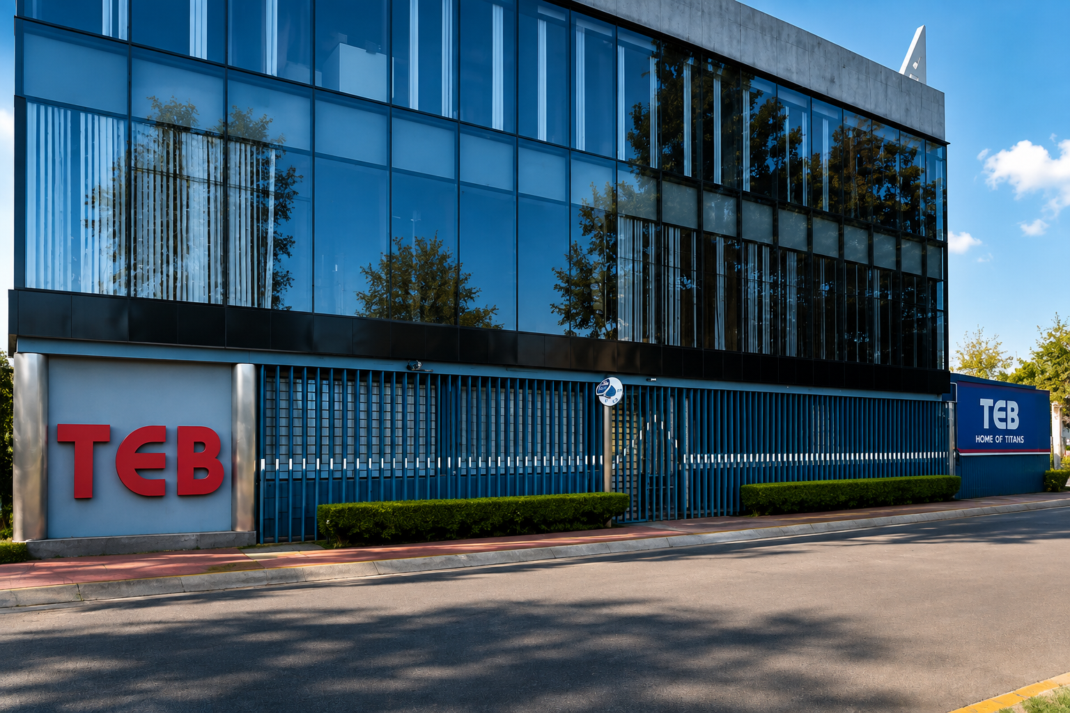 Estudiantes de Colegio TEB llegando al campus